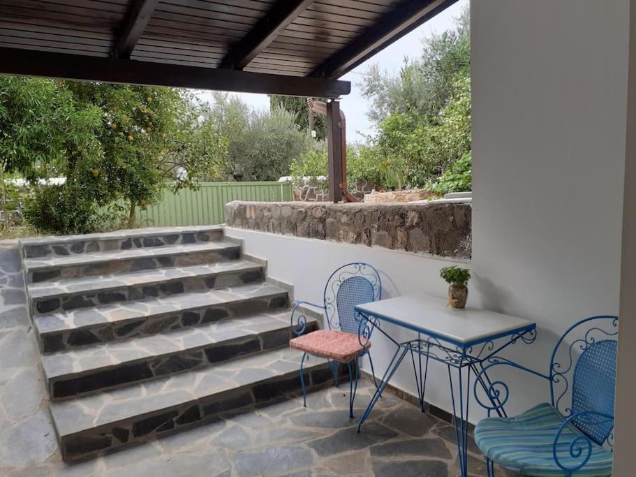 A Modern Farmhouse With Big Garden Trápeza Exterior foto
